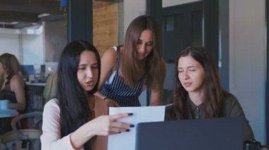 Modern start ofis kadın takım lideri ekran yavaş hareket işaret yaratıcı iş ekibi toplantısı.