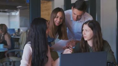 Modern start ofis kadın takım lideri ekran yavaş hareket işaret yaratıcı iş ekibi toplantısı.