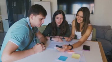 Modern start-up ofis çok ırklı takım toplantısı. Bir grup genç insan yeni proje fikri tartışmaya.