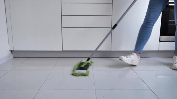 Limpieza del suelo de baldosas con una fregona — Vídeos de Stock
