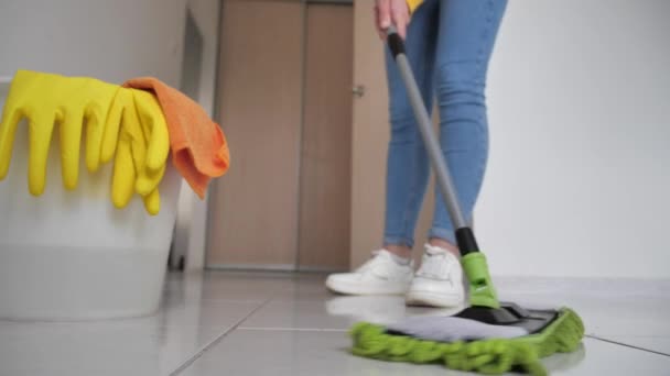 Mujer limpiando azulejos en la cocina. Primer plano . — Vídeo de stock