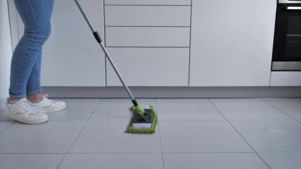 Mulher lavando chão da cozinha branca com swob especial, serviço de limpeza, close-up — Vídeo de Stock