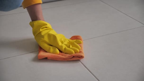 Γυναικεία χέρια με κίτρινα γάντια καθαρισμού κουζίνα — Αρχείο Βίντεο