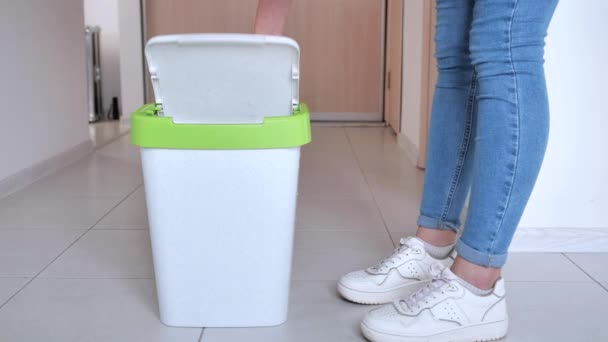 女人的近照会把纸折皱，扔进厨房的垃圾桶里. — 图库视频影像