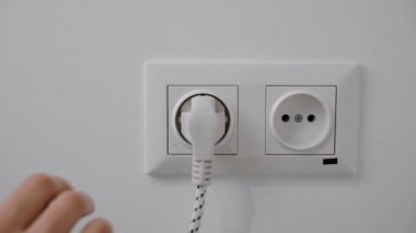 Şarj aletini duvar prizine tak. Enerji Tasarruf Kavramları ve Teknolojileri