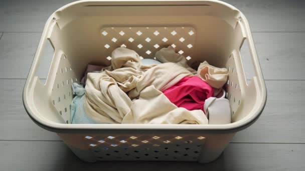 Concepto de hogar, tareas domésticas y limpieza - manos de la mujer haciendo ropa de cama — Vídeos de Stock