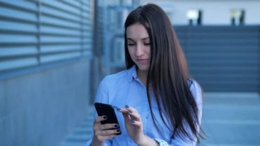 Genç Çekici Kız Şaşırtıcı Bakıyor Cep Telefonu Muhabbeti ve Şehir Arkaplanına Gülüşmeler.