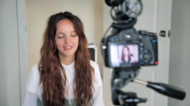 Feliz jovem blogueiro inteligente mulher filmando novo vídeo vlog com câmera profissional em casa câmera lenta. — Vídeo de Stock