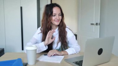 Kız karantina sırasında uzak görevleri yerine getiriyor. Mesafe öğrenme. 4k