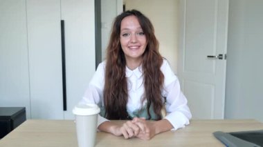 Genç kadın skype blogger webinar hocası hoca konuşuyor kamera kamerasına bakıp gülüyor video eğitim vlog 'u çevrimiçi konferans uzaklığı yapıyor, web kamera görüntüsü 4k