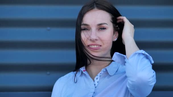 Una atractiva mujer posa para las cámaras femeninas endereza sus guiños de pelo y coquetea en City Background — Vídeo de stock