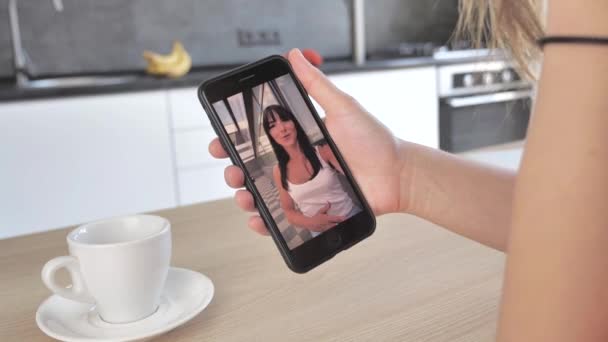 CHERKASSY, UCRÂNIA - Maio 2, 2020: Mãos de mulher olhando Vídeo bate-papo tela do iphone com feminino . — Vídeo de Stock