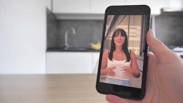 CHERKASSY, UKRAINE - MAY 2, 2020: 여성 손으로 비디오 채팅 화면을 보고 있는 여성 여성 여성. — 비디오