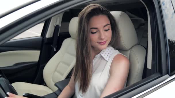 Mladá žena zapínání auto bezpečnostní pás při sezení uvnitř vozidla před řízením — Stock video
