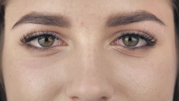 Close up of Woman 's Face, Girl opening her Beautiful green azzure Eyes. Естественная красота с веснушками. Великолепная женщина с длинными ресницами и привлекательным внешним видом. Медленное движение. 4k — стоковое видео