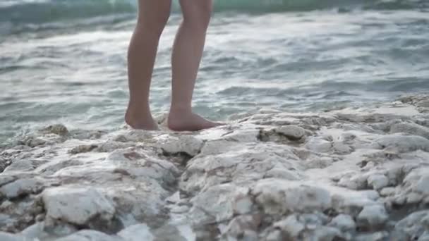 Close-up câmera lenta seguindo atrás das pernas de uma menina descalça 4k — Vídeo de Stock