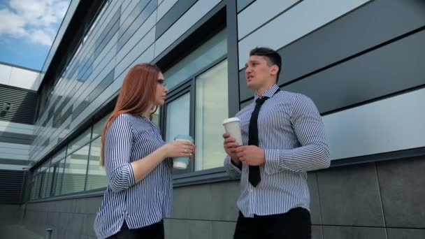 Dos personas de negocios cerca del centro de negocios de la ventana en tomar café cena descanso y hablar. La conferencia, socios comerciales — Vídeo de stock