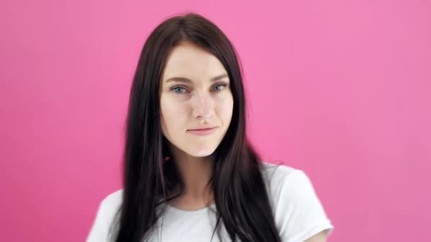 Bela morena menina estilo de vida conceitos de vídeo. Atraente menina de olhos azuis posando em fundos coloridos 4k — Vídeo de Stock