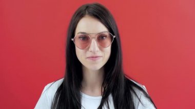 Gözlüklü Koyu Saçlı Kadın Kameraya Bakıyor