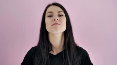 Beyaz tişörtlü genç bir kadın onaylayarak onay ve ödenek göstermek için başını sallıyor..