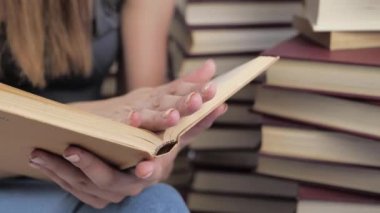 Tanınmayan İnsanlar El bir kitap okuyor ve parmaklarını çizgiler boyunca tutuyor. Evde ya da kütüphanede sinema ışığı. Kitabın El Çevirme Sayfaları, Kapatın. Yavaş Hareket 4k
