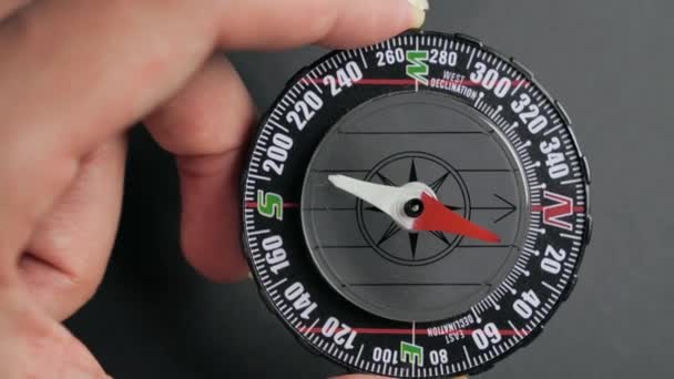 Sluiten op kompas instrument in de hand. Bedrijfsconcept 4k — Stockvideo