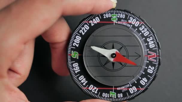 Close-up kompas met bewegende naald op zwarte achtergrond — Stockvideo