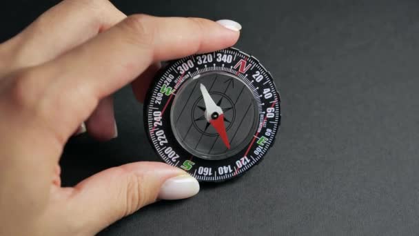 Zaměřte se na kompas v ruce. Obchodní koncept 4k — Stock video