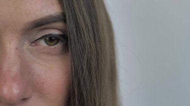 Esmer kadınlar, yeşil göz, yakın çekim, 4K hissi.