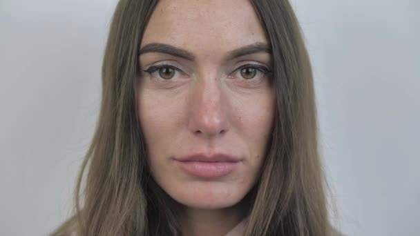 Natürliche Schönheit Make up. Wunderschöne Frau mit langen Wimpern und attraktivem Aussehen. Zeitlupe. 4k — Stockvideo