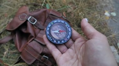 Dişi forvet pusulayı tutuyor ve Kuzey 'in yönünü arıyor. Orman 4k 'da yönelim