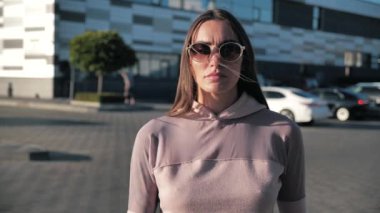 Camlı, genç ve güzel bir hippi kadını yakından çek. E-sigaralı mutlu esmer vaper kızı. Sigara içen kadın modelin elektronik sigarayla portresi.