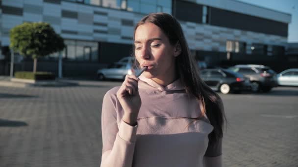 ปิดขึ้นสาวฮิปสเตอร์สวย แฮปปี้ บราวน์ วีเปอร์ เกิร์ล กับ อี-ซีจี รูปแบบของผู้สูบบุหรี่หญิงที่มีบุหรี่อิเล็กทรอนิกส์ — วีดีโอสต็อก