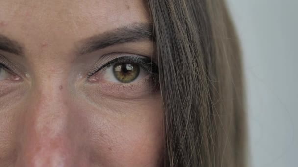 Μακροεντολή: brunet womans green Eye Κοντινό πλάνο — Αρχείο Βίντεο