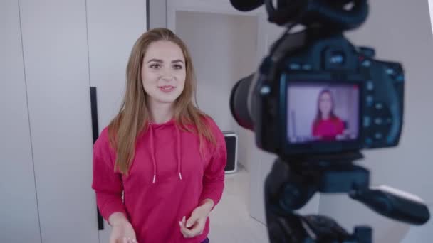 Jovem blogueira profissional feliz filmando vídeo blog usando câmera em casa. 4k — Vídeo de Stock