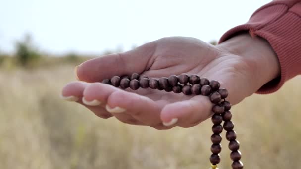 Donna con rosario. mam di fondo natura 4k — Video Stock