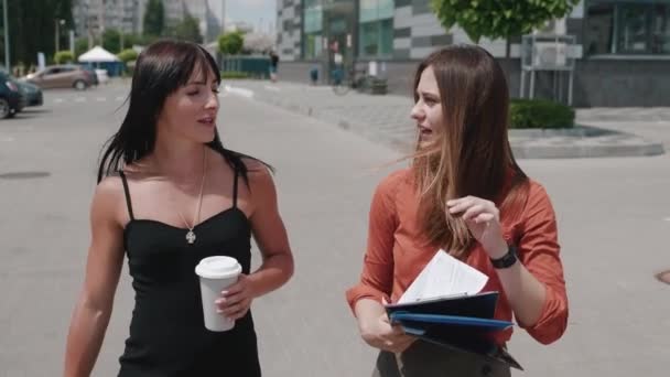 Deux femmes d'affaires buvant du café à la fin de la journée et parlant à des commérages chauds près du parking. Conférence, amis. — Video