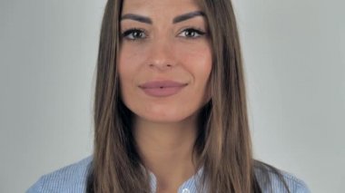Kadının yüzüne yakın, güzel yeşil gözlerini açan bir kadın, çekici bir esmer. Doğal Güzellik makyajı. Uzun kirpikleri ve çekici görünüşü olan muhteşem bir kadın. Ağır çekim. 4k