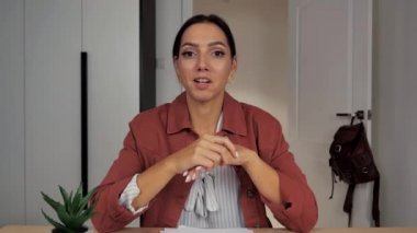Esmer kadın skype blogger webinar hoca hoca konuşuyor kameraya bakıp gülüyor video kamera kaydı vlog çevrimiçi konferans görüşmesi yapıyor, web kamera görüntüsü 4k