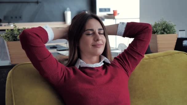 Aantrekkelijke gezonde rustige dame ontspannen op comfortabele sofa dutten voel stress vrij thuis lounge alleen 4k — Stockvideo