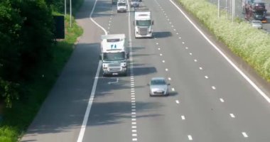 Kamyon ve araba güneşli bir günde bir otoyolda sürüş Timelapse