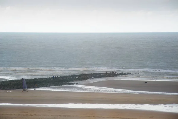 Pessoas Andando Quebra Mar Outono Mar Norte Alguns Estão Procura — Fotografia de Stock