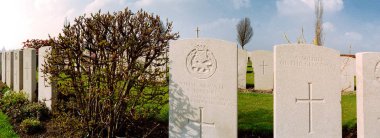 Mezar taşları üzerinde Birinci Dünya Savaşı askeri mezarlık Panoraması