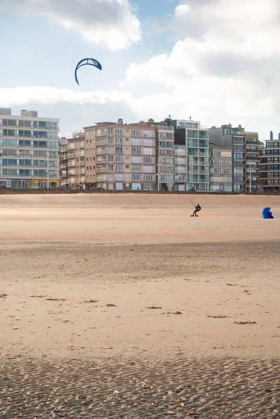 Kitesurfer가을 벨기에 해변에서 — 스톡 사진