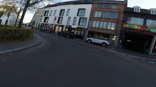 Casa Bicicletta Città Dopo Lavoro Sole Serale Fermarsi Semaforo Rosso — Video Stock