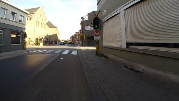 인근을 자동차와 햇빛에서 시에서 자전거 — 비디오
