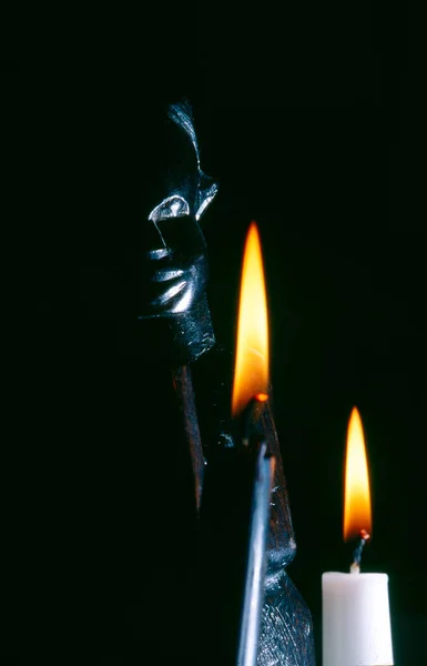 Dunkle Nahaufnahme Einer Afrikanischen Statue Mit Zwei Brennenden Kerzen — Stockfoto