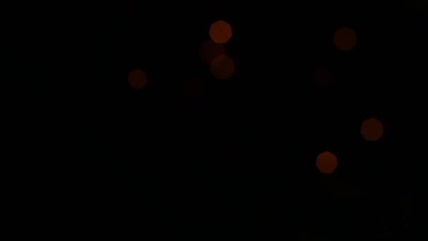 dans les lumières blanches floues changeantes d'opacité 