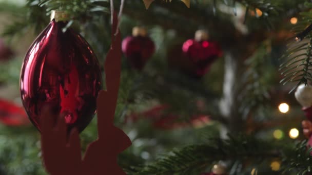 Decoración Roja Navidad Árbol Con Luces Cambiantes — Vídeos de Stock