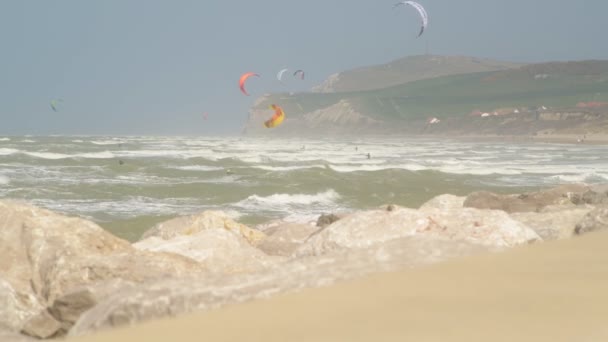 Sörfçü Ler Kitesurfers Güneşli Rüzgarlı Bir Bahar Gününde Arka Planda — Stok video